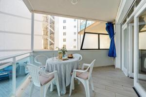 un piccolo balcone con tavolo e sedie di Hauzify I Apartament Sunshine Salou a Salou