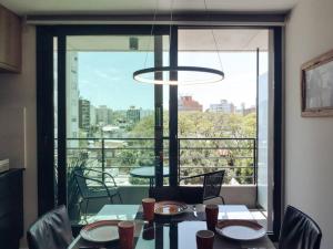comedor con mesa y ventana grande en Encantandor apartamento en Punta Carretas, en Montevideo