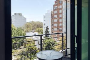 balcón con mesa y vistas a la ciudad en Encantandor apartamento en Punta Carretas, en Montevideo