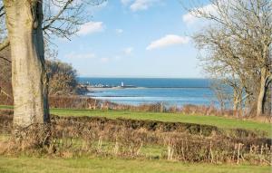 Gorgeous Home In Sydals With Wifi في Sarup: اطلالة على البحر من حديقة +7 صور