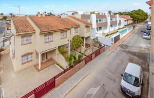 ein weißer Van vor einem Haus geparkt in der Unterkunft Cozy Apartment In San Pedro Del Pinatar in San Pedro del Pinatar