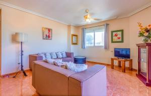 ein Wohnzimmer mit Sofa und Fernseher in der Unterkunft Cozy Apartment In San Pedro Del Pinatar in San Pedro del Pinatar + 11 Fotos