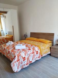 a bedroom with two beds with towels on it at Terra del Sole - Valle in Ribera