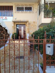 Sunshine Bliss Apartment في أثينا: بوابة امام بيت فيه باب