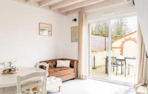 uma sala de estar com um sofá e uma porta de vidro deslizante em Nice Home In Saint-viaud With Kitchen em Saint-Viaud