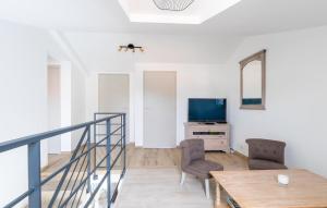 uma sala de estar com uma mesa e uma televisão em Nice Home In Saint-viaud With Kitchen em Saint-Viaud