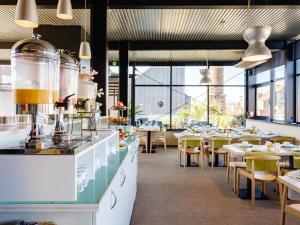 מסעדה או מקום אחר לאכול בו ב-Budget Rooms by Ghent RIver