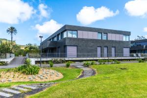 ein Gebäude mit einem Gehweg davor in der Unterkunft Wave Break Apartment in Livramento