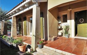 une maison avec un porche avec des plantes en pot dessus dans l'établissement Mas De L'eveil, à Paradou