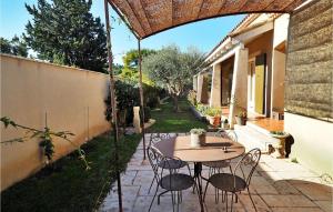 un patio avec une table et des chaises dans une cour arrière dans l'établissement Mas De L'eveil, à Paradou 17 autres photos
