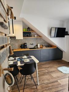 Η κουζίνα ή μικρή κουζίνα στο Apartament GRUNWALDZKA 105 z tarasem 5o m do plaży