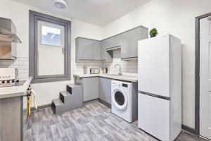 een keuken met een koelkast, een wasmachine en een droger bij Host & Stay - Clarendon Apartments in Redcar