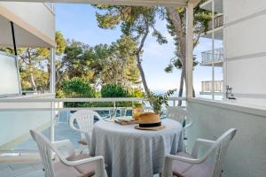 un tavolo con un cappello si trova sul balcone di una casa di Hauzify I Apartament Sunshine Salou a Salou