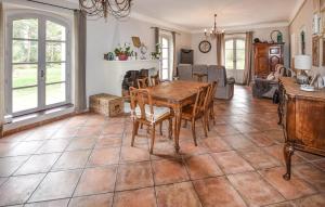 comedor con mesa y sillas en Gorgeous Home In Entraigues-sur-la-sorg With House A Panoramic View, en Entraigues-sur-la-Sorgue