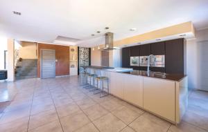 une cuisine avec un évier et un plan de travail dans l'établissement Lovely Home In Arles With Wifi, à Arles