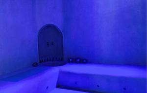 Chambre bleue avec baignoire et arche en arrière-plan dans l'établissement Lovely Home In Arles With Wifi, à Arles 21 autres photos