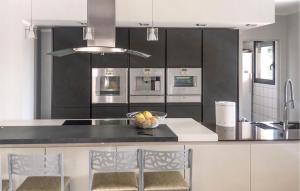 une cuisine avec un comptoir avec un bol de fruits dessus dans l'établissement Lovely Home In Arles With Wifi, à Arles