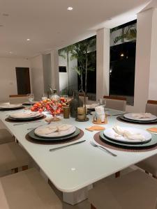 una mesa de comedor con platos de comida. en Casa de praia em Beberibe, en Beberibe