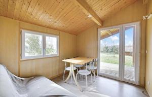 een kleine kamer met een tafel en stoelen en een raam bij Nice Home In Barjac With Kitchen in Barjac