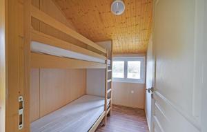 een kamer met 2 stapelbedden en een raam bij Nice Home In Barjac With Kitchen in Barjac