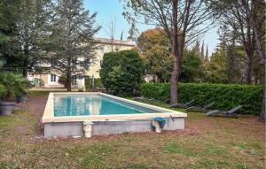 una piscina en un patio con sillas alrededor en Beautiful Home In Entraigues-sur-la-sorg With Private Swimming Pool, Can Be Inside Or Outside, en Entraigues-sur-la-Sorgue