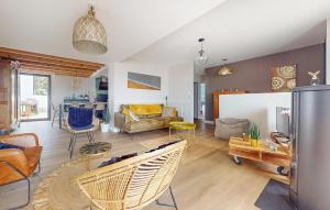 ein Wohnzimmer mit einem Sofa und einem Tisch in der Unterkunft Gorgeous Home In Bretignolles-sur-mer With House A Panoramic View in Brétignolles-sur-Mer