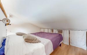 Schlafzimmer mit einem Bett und einem Fenster in der Unterkunft Gorgeous Home In Bretignolles-sur-mer With House A Panoramic View in Brétignolles-sur-Mer