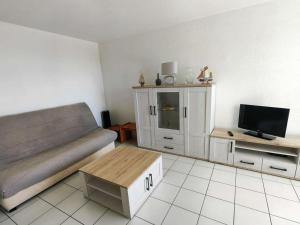 - un salon avec un canapé et une télévision dans l'établissement Appartement Cap d'Agde, 3 pièces, 6 personnes - FR-1-607-5, au Cap d'Agde