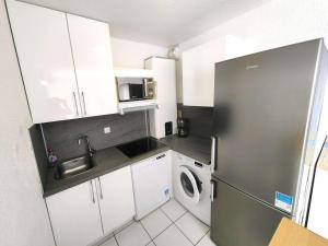 La cuisine est équipée d'un réfrigérateur et d'un lave-linge. dans l'établissement Appartement Cap d'Agde, 3 pièces, 6 personnes - FR-1-607-5, au Cap d'Agde
