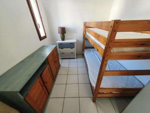 Cette chambre comprend deux lits superposés et un bureau. dans l'établissement Appartement Cap d'Agde, 3 pièces, 6 personnes - FR-1-607-5, au Cap d'Agde