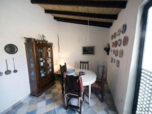 a dining room with a white table and chairs at Guest House Bellaguarda in Altea