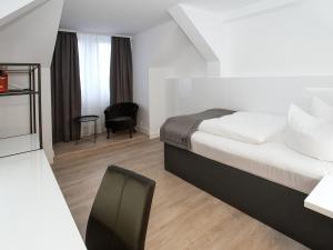 Postel nebo postele na pokoji v ubytování DORMERO Hotel Worms