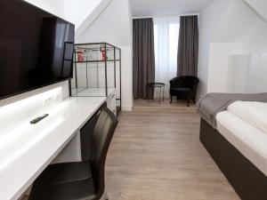 Postel nebo postele na pokoji v ubytování DORMERO Hotel Worms