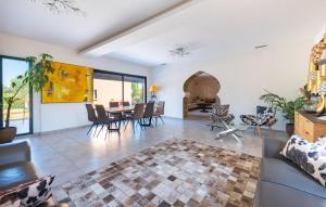 un salon avec une table et des chaises dans l'établissement Lovely Home In Arles With Wifi, à Arles
