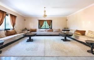 un grand salon avec un canapé et des tables dans l'établissement Lovely Home In Arles With Wifi, à Arles