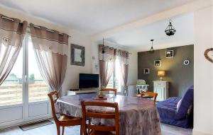 - un salon avec une table, des chaises et un canapé dans l'établissement 2 Bedroom Stunning Apartment In Saint-aubin-le-cauf, à Saint-Aubin-le-Cauf