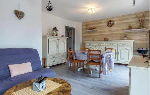 - un salon avec un canapé bleu et une table dans l'établissement 2 Bedroom Stunning Apartment In Saint-aubin-le-cauf, à Saint-Aubin-le-Cauf