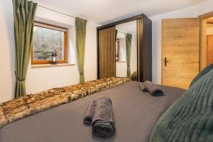1 dormitorio con 1 cama con toallas en Ferienresidenz "Alpin Chic", en Bolsterlang