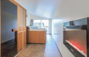 una cocina con chimenea en el medio de una habitación en Gorgeous Home In Flchin With Wi-fi, en FlÃ©chin