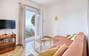 sala de estar con sofá y TV en Stunning Home In Moneglia With Kitchen, en Moneglia