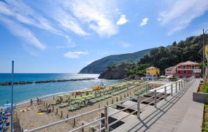 una playa con gente en la arena y el agua en Stunning Home In Moneglia With Kitchen, en Moneglia