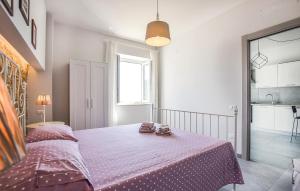 - une chambre avec un lit et une couverture rose dans l'établissement Awesome Apartment In Ogliastro Marina With Wifi, à Castellabate