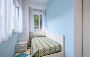 a bedroom with a bed and a window at Stunning Apartment In Deiva Marina in Deiva Marina