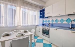 Cuina o zona de cuina de Stunning Apartment In Deiva Marina With Wifi