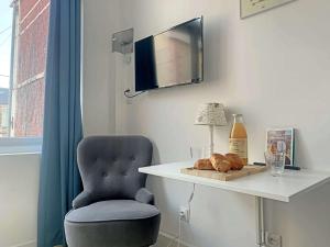 soggiorno con sedia e tavolo con pane di Studio Berck-Plage, 1 pièce, 2 personnes - FR-1-646-24 a Berck-sur-Mer