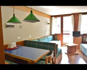 een woonkamer met een tafel en een bank bij Condominio La Grand'Ourse - Cervinia in Breuil-Cervinia