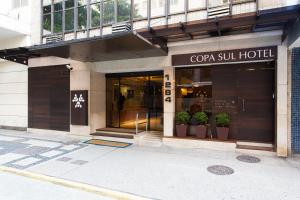 Copa Sul Hotel في ريو دي جانيرو: متجر أمام مبنى يحتوي على نباتات الفخار