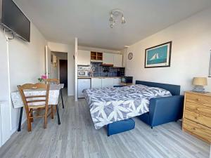 Kuchyňa alebo kuchynka v ubytovaní Studio avec Balcon, Proche Plage et Commerces, Idéal Vacances - FR-1-646-41