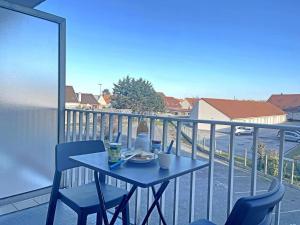 een blauwe tafel en stoelen op een balkon bij Studio Berck-Plage, 1 pièce, 2 personnes - FR-1-646-41 in Berck-sur-Mer