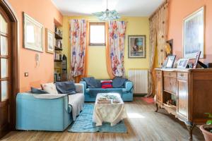 努奧羅的住宿－Piccolo e intimo centro città，客厅配有2张蓝色的沙发和1张桌子